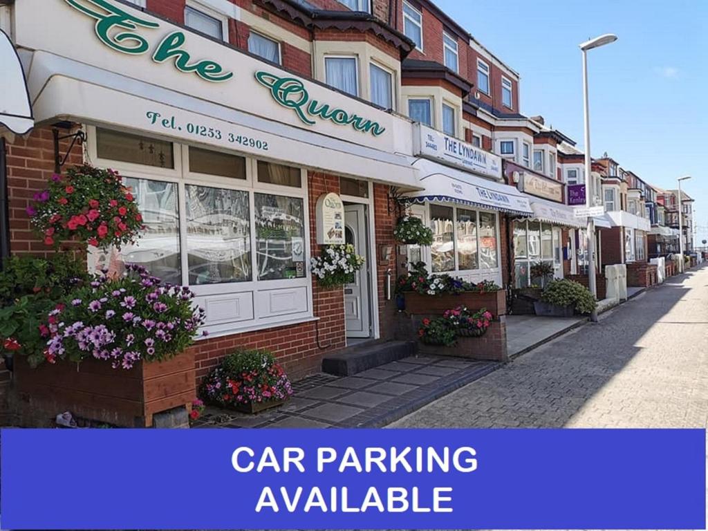 una señal de aparcamiento disponible frente a un edificio en THE QUORN HOTEL, en Blackpool