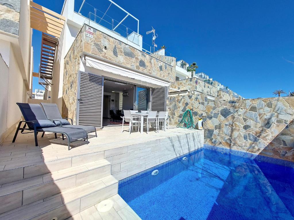 eine Villa mit einem Pool neben einem Haus in der Unterkunft Los Alcazares Villa - 9509 in Los Alcázares