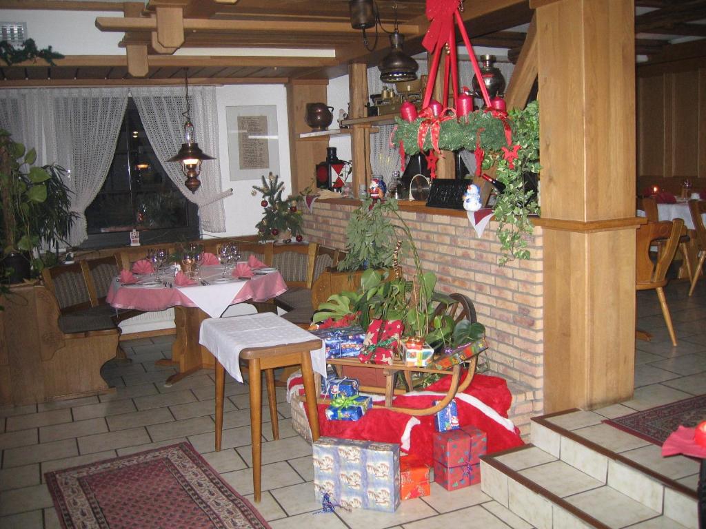ein Wohnzimmer mit Weihnachtsgeschenken auf dem Boden in der Unterkunft Hotel-Restaurant-Pfaelzer-Stuben in Bruchmühlbach-Miesau