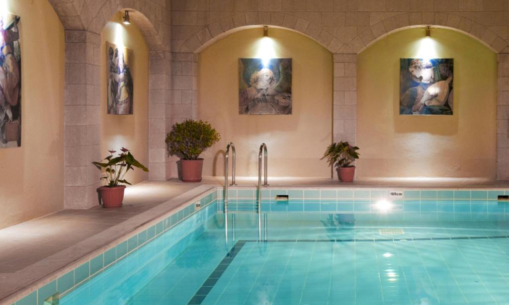 Bazén v ubytování Alexandra Hotel&Apartments nebo v jeho okolí