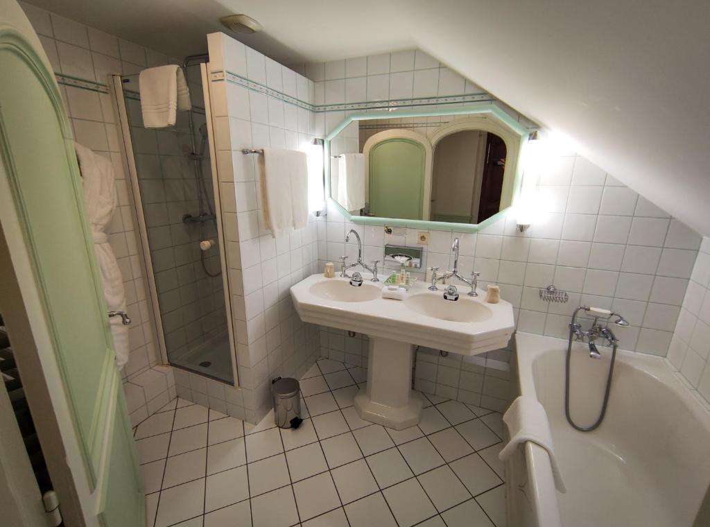 Le Manoir Au Lac - 17