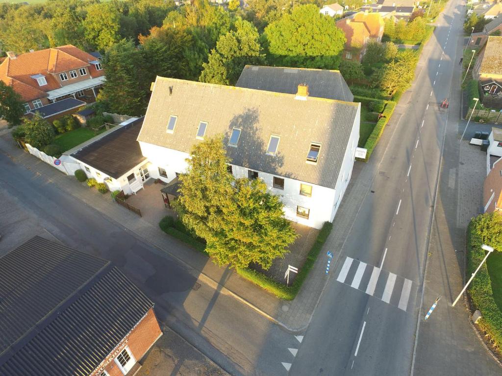 an overhead view of a large house on a street at Marskture Hostel in Højer