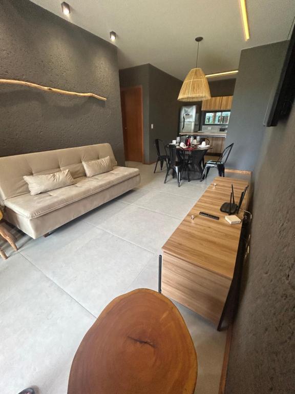 - un salon avec un canapé et une table dans l'établissement Villas Manatee - Casa Patacho E002, à Porto de Pedras