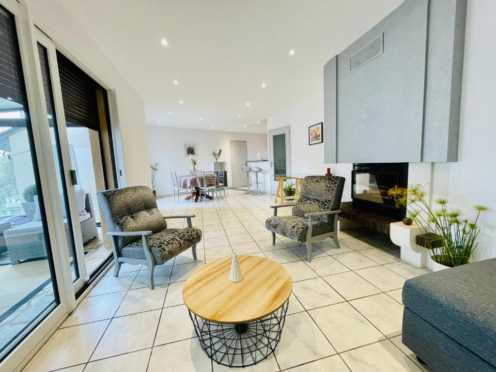 Posezení v ubytování Maison T2 de 70 m2 avec jardin et véranda