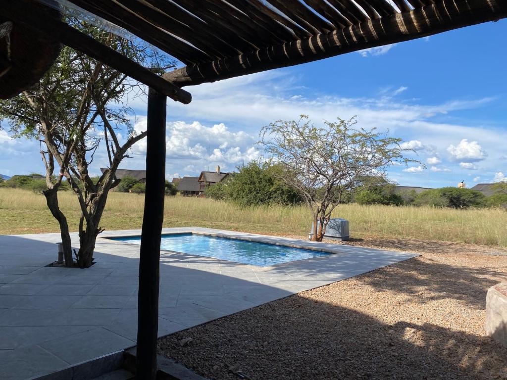 ein Swimmingpool mitten in einem Hof in der Unterkunft Luna Piena 19A Zebula golf course and spa resort in Mabula