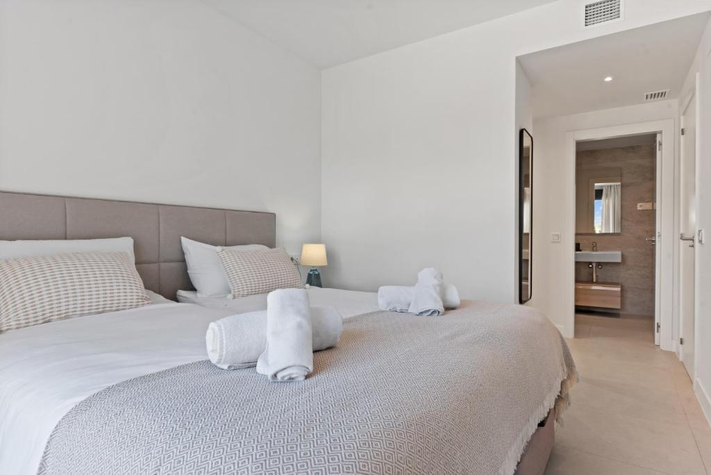 Posteľ alebo postele v izbe v ubytovaní Seaview apartment with heated pool by Costarentals - Ref M21