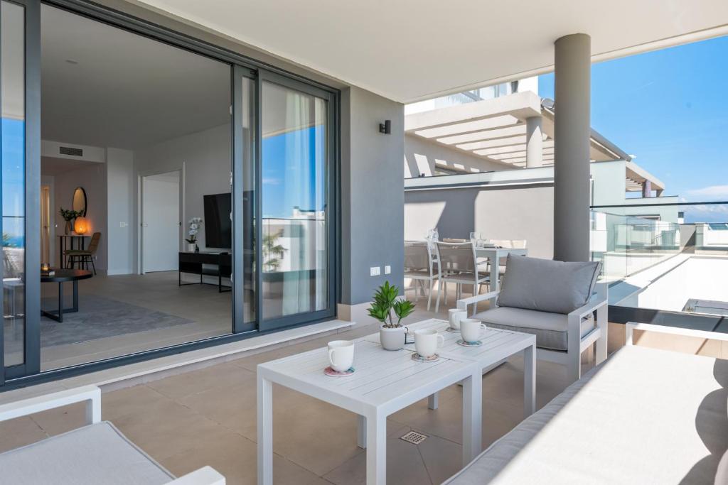 Balkón alebo terasa v ubytovaní Seaview apartment with heated pool by Costarentals - Ref M21