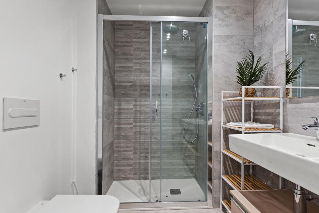 Kúpeľňa v ubytovaní Seaview apartment with heated pool by Costarentals - Ref M21