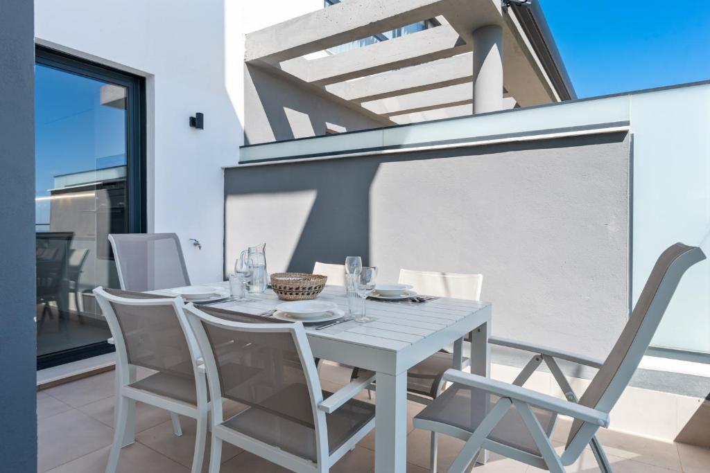 Balkón alebo terasa v ubytovaní Seaview apartment with heated pool by Costarentals - Ref M21