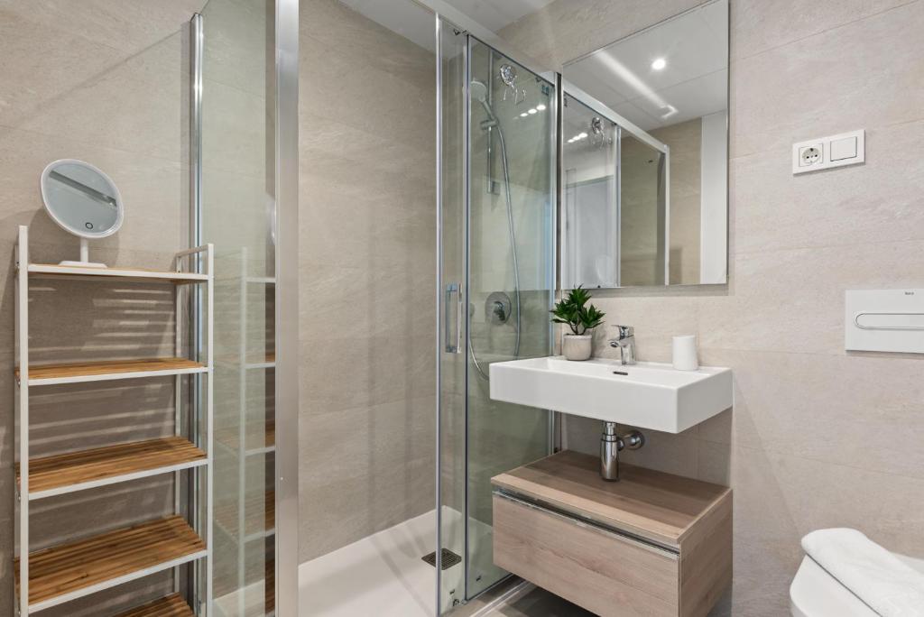Kúpeľňa v ubytovaní Seaview apartment with heated pool by Costarentals - Ref M21