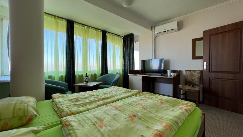 Habitación de hotel con cama y TV en Hotel Gorna Banya, en Sofía