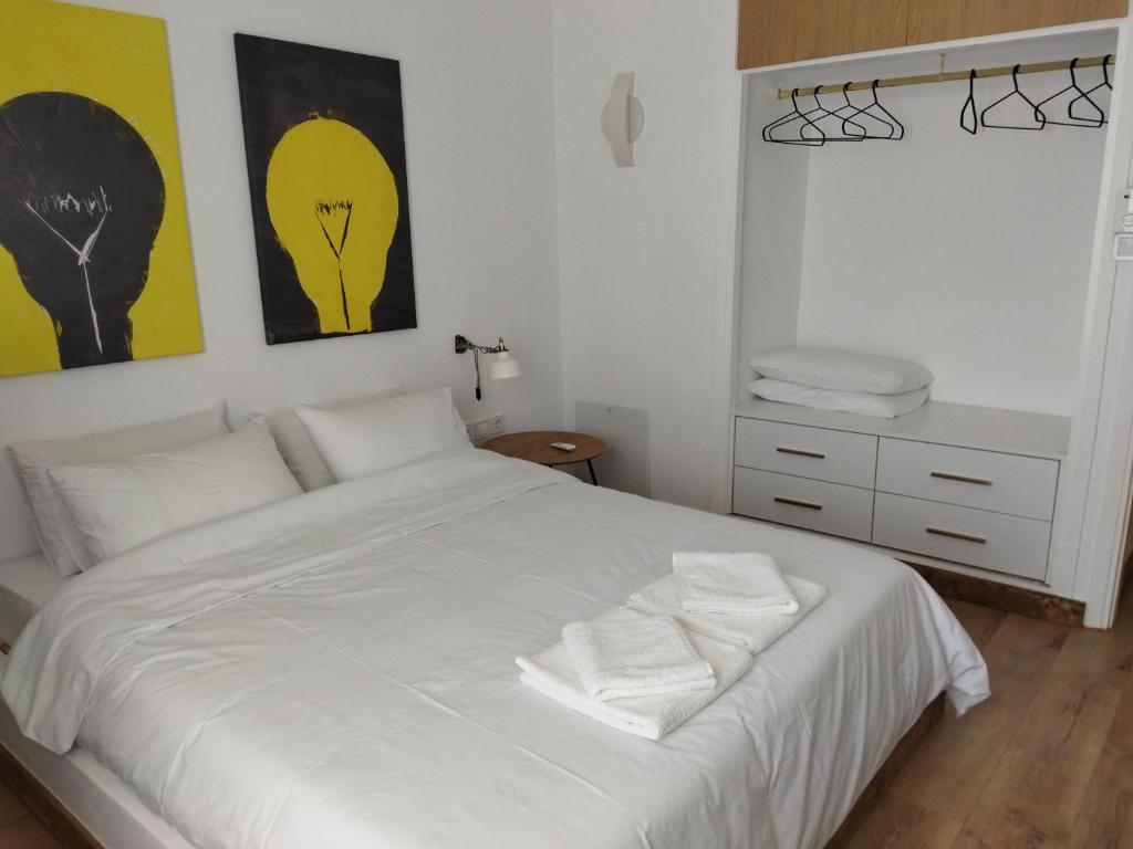 Postel nebo postele na pokoji v ubytování Minimal apartment by the beach
