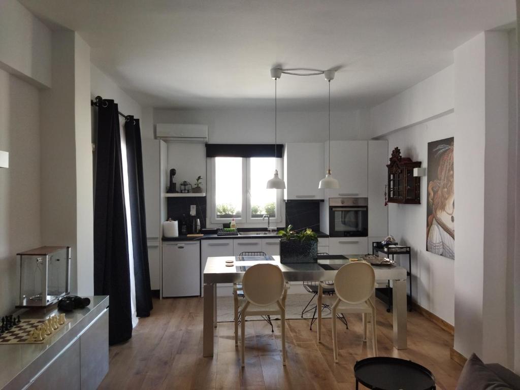 Kuchyň nebo kuchyňský kout v ubytování Minimal apartment by the beach