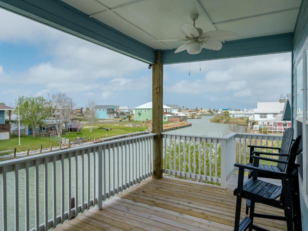 - une terrasse couverte avec une chaise et une vue sur l'eau dans l'établissement Circle P Coastal, à Rockport