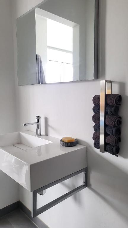 Postel nebo postele na pokoji v ubytování Apartman s bazénem a saunou