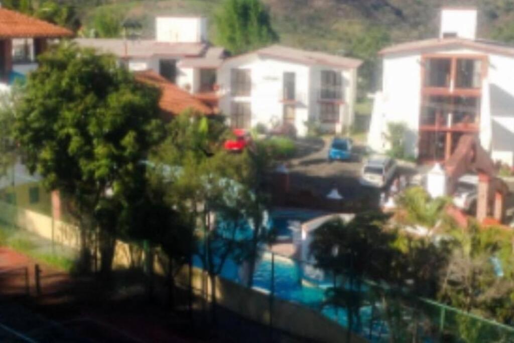 vistas a un patio con piscina y casas en Taxco en el Cielo 2 VIVELO!!, en Taxco de Alarcón