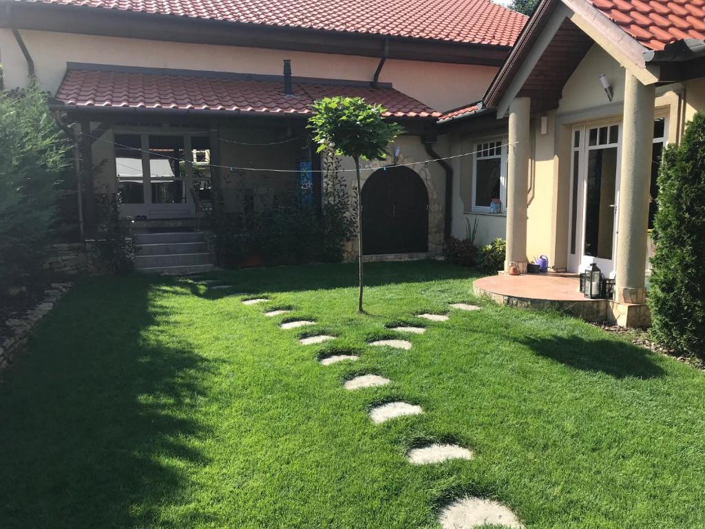 Vonkajšia záhrada v ubytovaní Vino Apartman