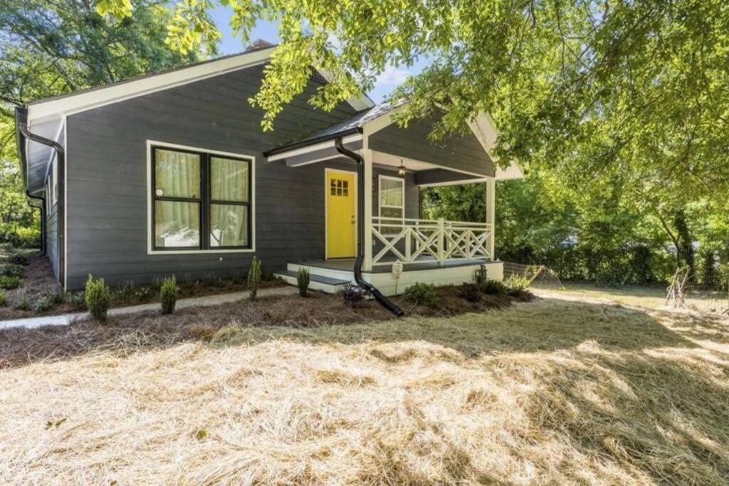 ein winziges Haus mit gelber Tür im Hof in der Unterkunft 3BR Lovely Furnished Westside Home with amenities in Atlanta