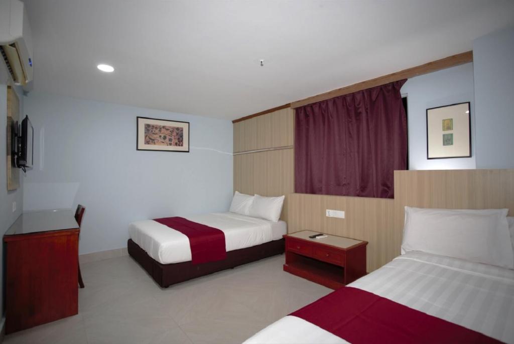 una camera d'albergo con due letti e una finestra di LA ISRA at KL a Kuala Lumpur