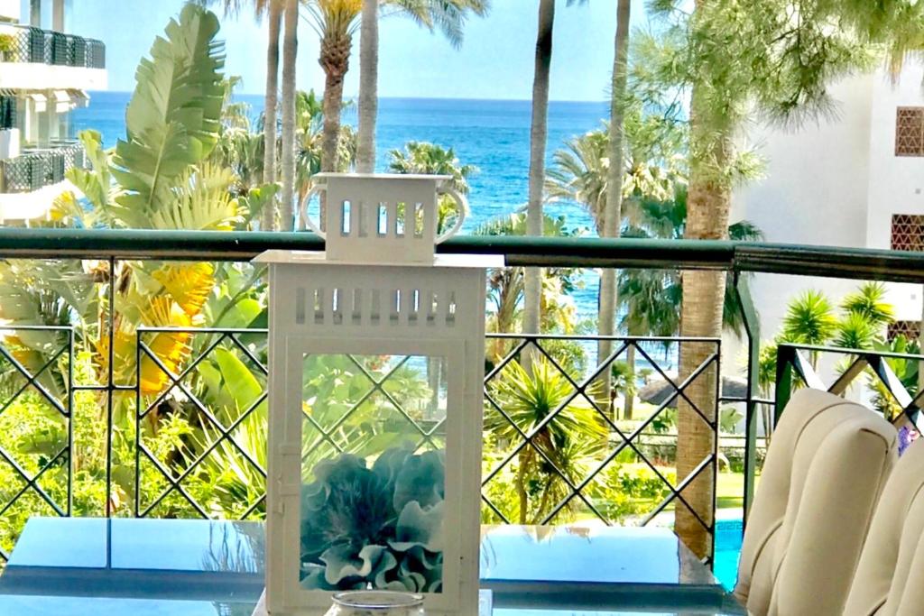 uma vista para o oceano a partir da varanda de um resort em MI CAPRICHO 9A BEACHFRONT- Apartment with sea view - Costa del Sol em Sitio de Calahonda