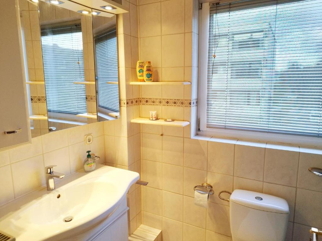 Koupelna v ubytování Großzügiges und helles 2-Zimmer-Appartement im Kurgebiet