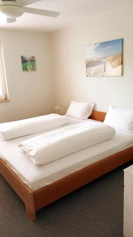 Postel nebo postele na pokoji v ubytování Großzügiges und helles 2-Zimmer-Appartement im Kurgebiet
