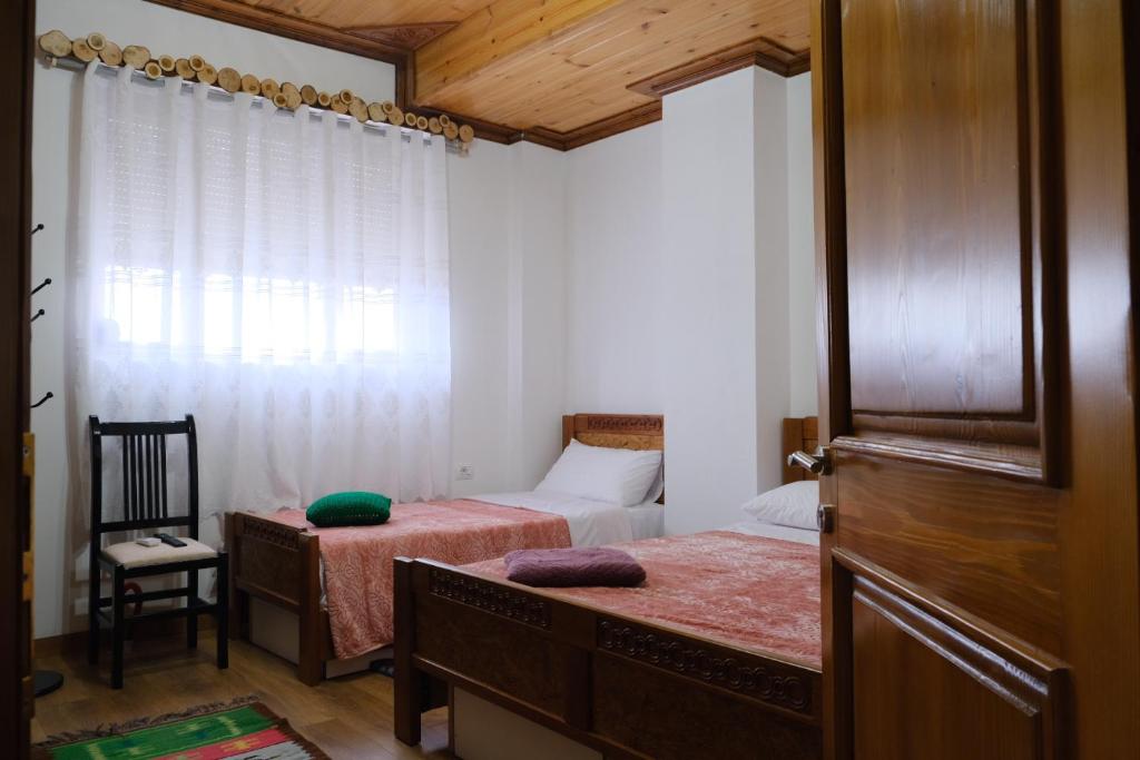 Postel nebo postele na pokoji v ubytování As e vogël, As e madhe