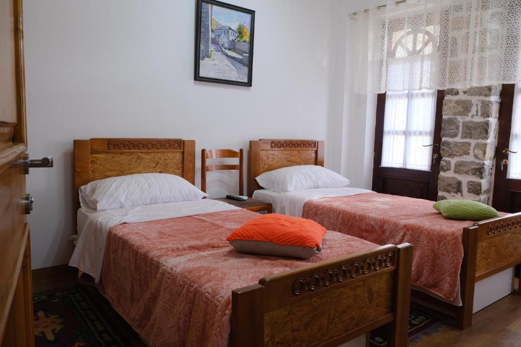 Postel nebo postele na pokoji v ubytování As e vogël, As e madhe