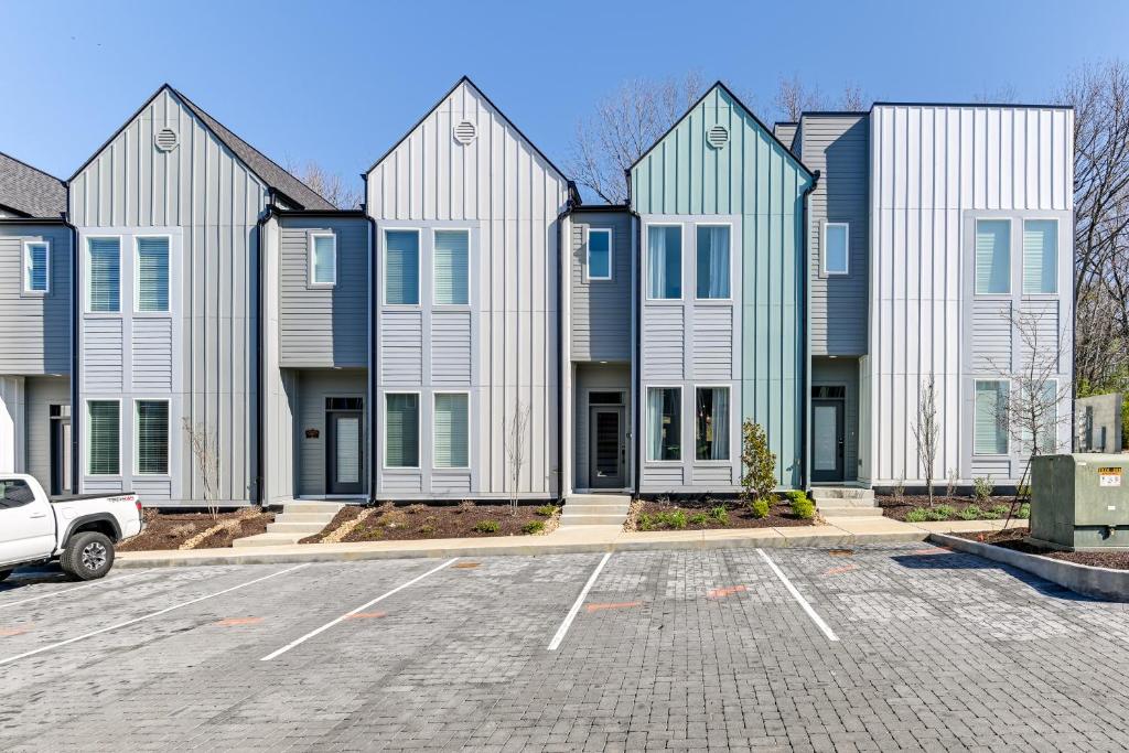 a row of houses in a parking lot at Chic and Modern Townhome 7 Mi to Downtown Nashville in Madison