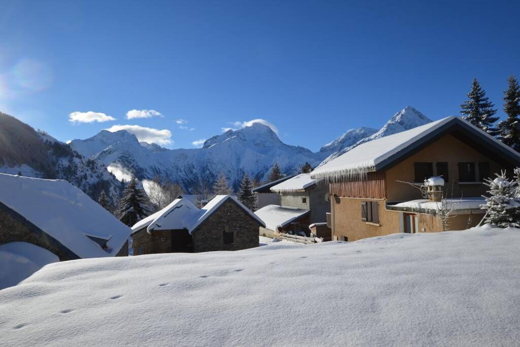 レ・デュー・アルプにあるChalet le Vertical - Chalet5*, sauna, jacuzzi, billard, balnéo, massage, pistes à 150 mの山を背景に雪に覆われた村