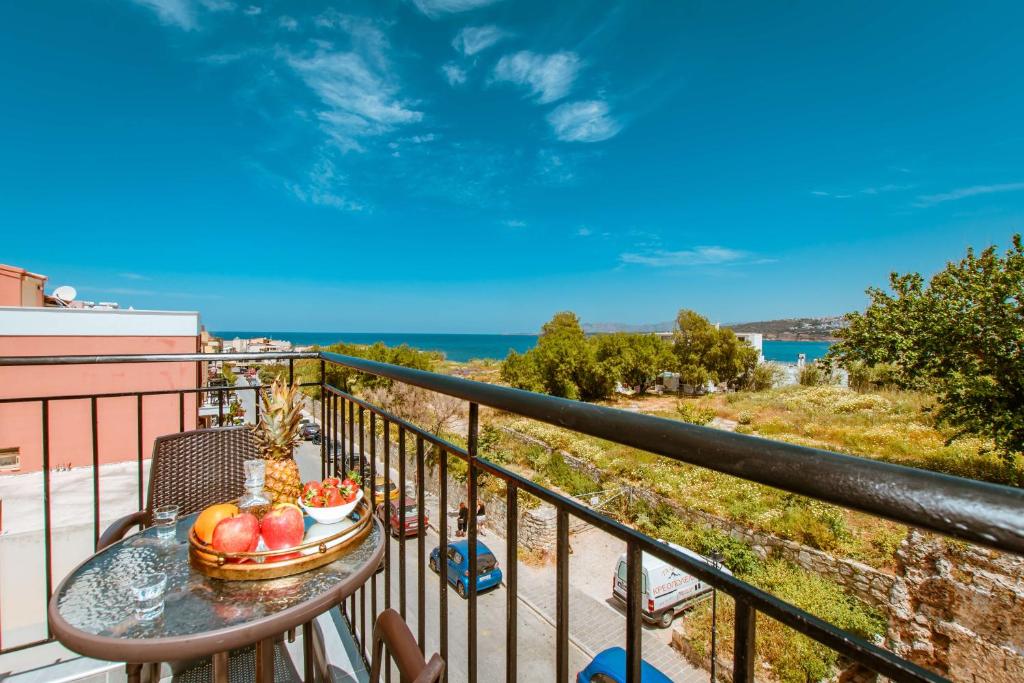 - une table sur un balcon avec un bol de fruits dans l'établissement Deluxe Suites, à La Canée