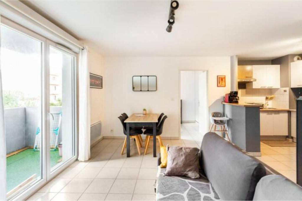 Kuchyňa alebo kuchynka v ubytovaní Appartement T2 40 m2 - Tout équipé et calme
