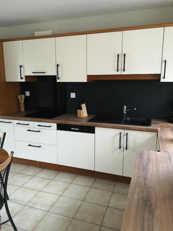 Kuchyň nebo kuchyňský kout v ubytování LEBAS-LADIN - Bayeux Ville Touristique
