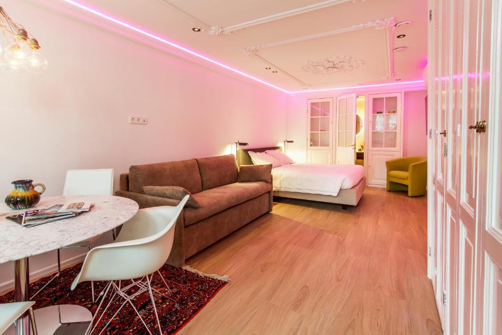 Postel nebo postele na pokoji v ubytování Amstel Corner Hotel