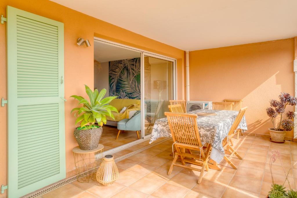 博尔马斯·莱斯·米默萨斯Bel appartement classé 3 étoiles的一间带桌椅的用餐室