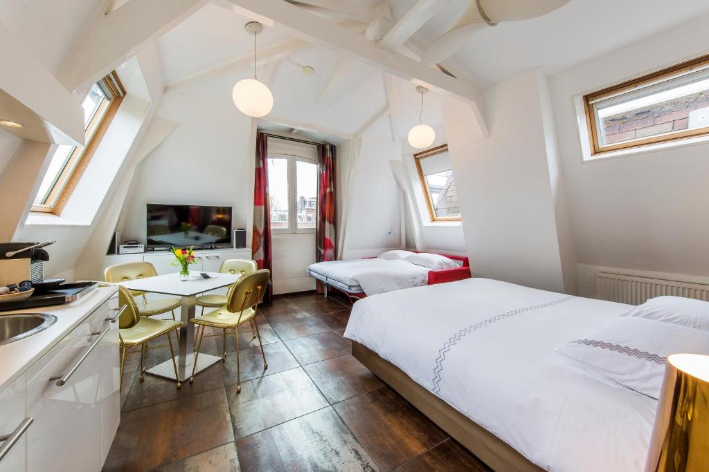 Postel nebo postele na pokoji v ubytování Amstel Corner Hotel