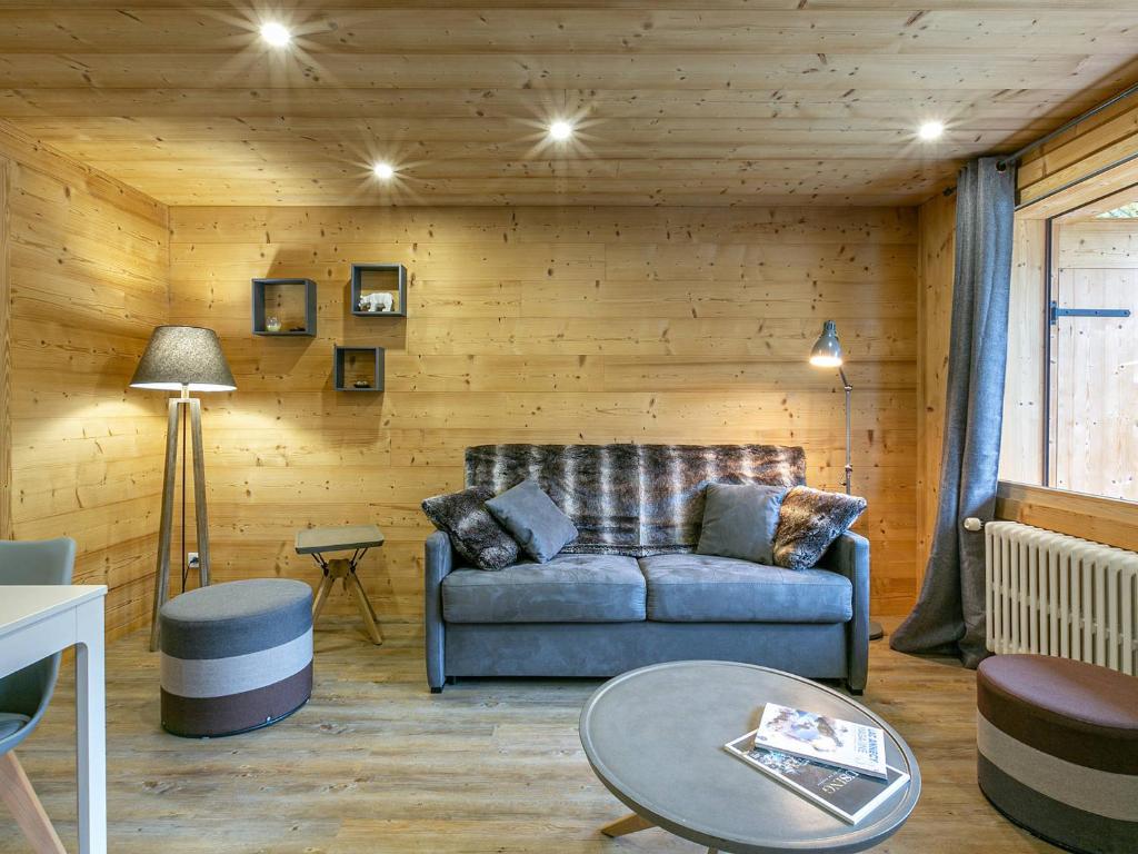 un salon avec un canapé et une table dans l'établissement Appartement chaleureux avec parking à La Clusaz - FR-1-437-68, à La Clusaz