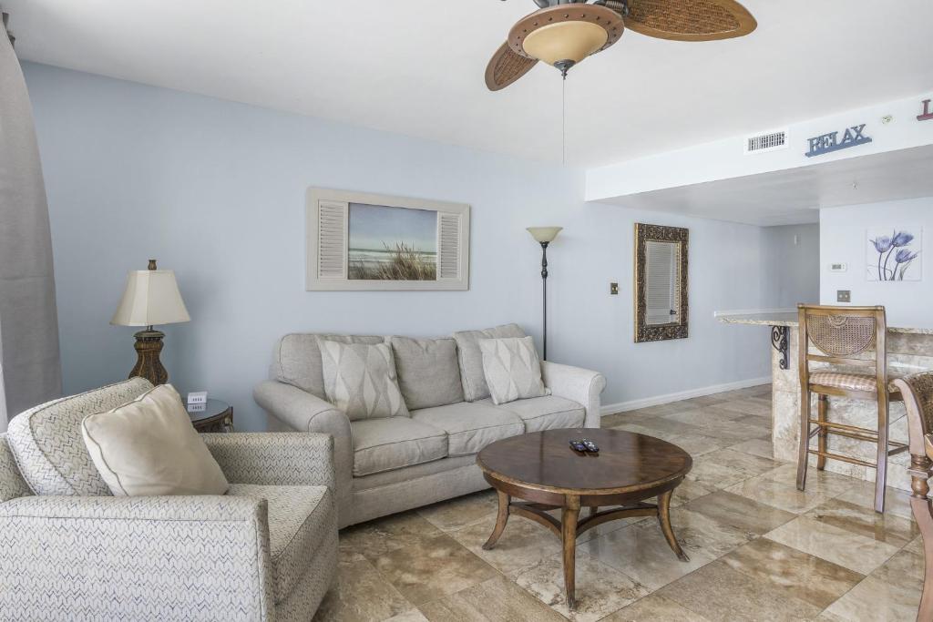Posezení v ubytování Beach Front 18th Flr, Best Ocean View, New Upgrades
