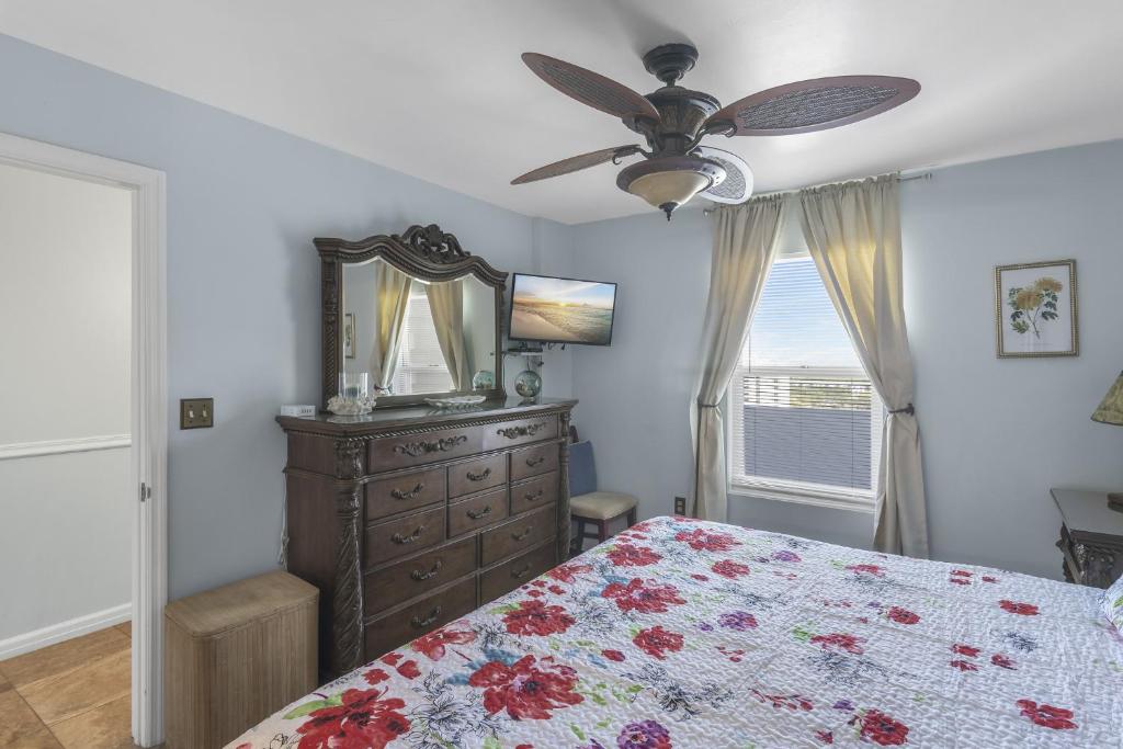 Postel nebo postele na pokoji v ubytování Beach Front 18th Flr, Best Ocean View, New Upgrades