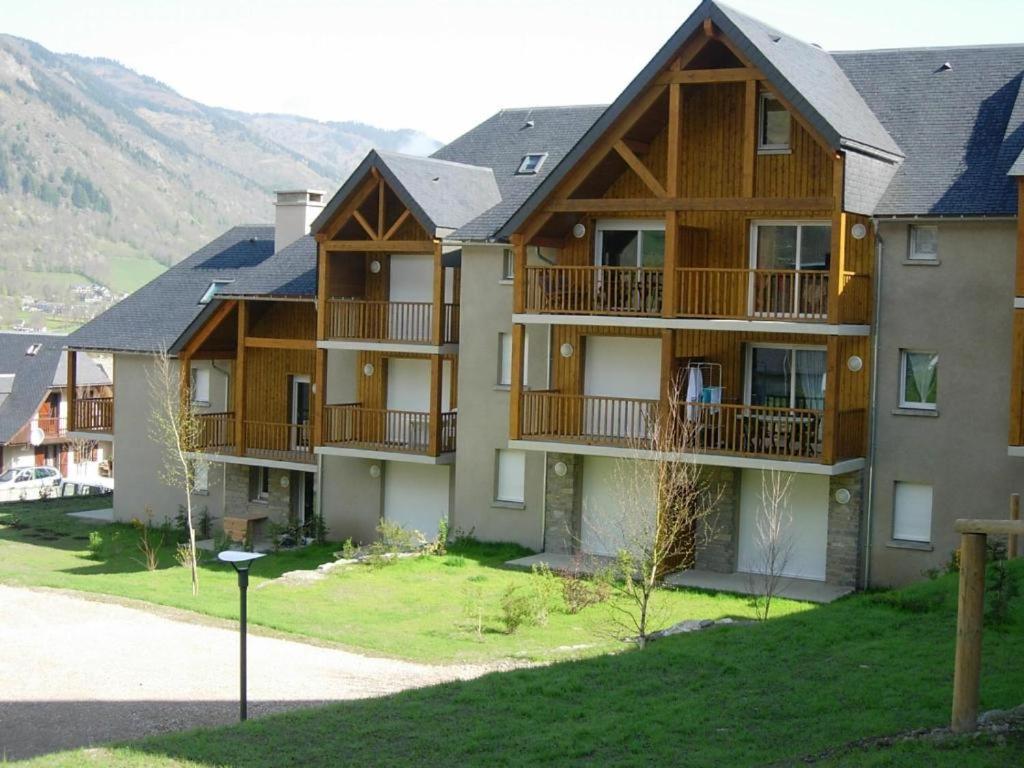 ein großes Apartmenthaus mit Balkon auf einem Hügel in der Unterkunft Loudenvielle résidence l'Orée des Monts in Loudenvielle