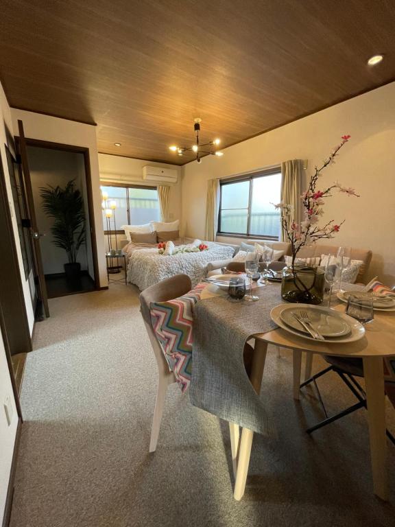 ein Wohnzimmer mit einem Esstisch und einem Bett in der Unterkunft Best Shinjuku Modern Full-furnished Family size Apartment3 ONLY 2min to Shinjuku by Train in Tokio