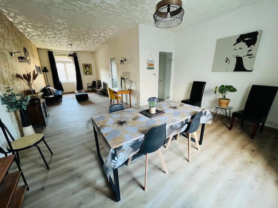 sala de estar con mesa de comedor y sillas en Duplex 100m2, 3 Chambres, Centre, Garage, en Valenciennes