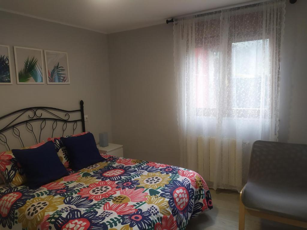 A bed or beds in a room at Alquiler integro casa próxima a Colunga