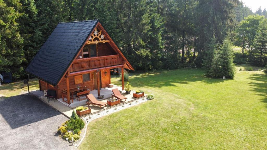 an overhead view of a log cabin in a yard at Perníková chalúpka 