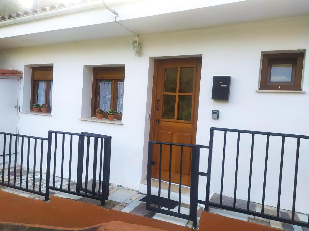 A balcony or terrace at Alquiler integro casa próxima a Colunga