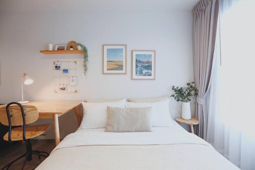 a bedroom with a bed and a desk at Minimal Cozy Room near Chatuchak Weekend Market #1 in Bangkok
