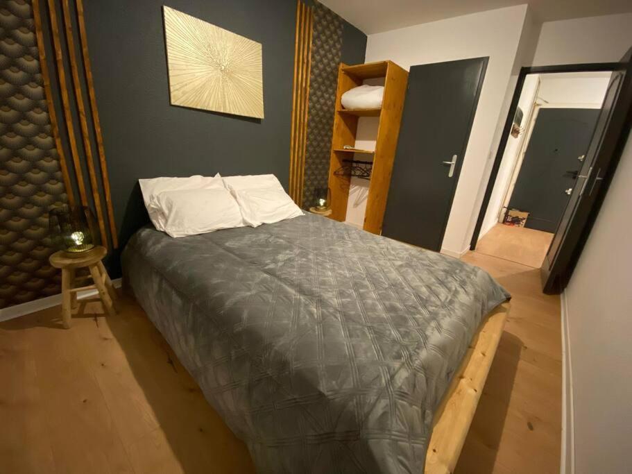ein Schlafzimmer mit einem Bett in einem Zimmer in der Unterkunft O'Léman avec Sauna inclus in Thonon-les-Bains