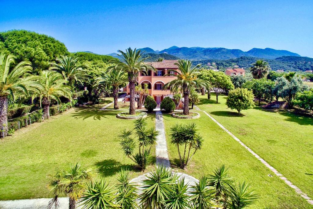 eine Luftansicht eines Hauses mit Palmen in der Unterkunft Villa Pami in Almiros Beach