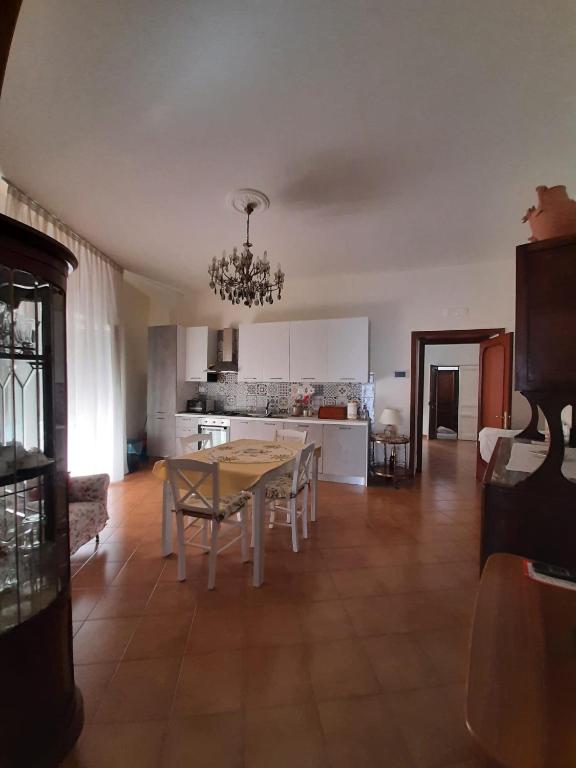 a living room with a table and a kitchen at Casa Ricordi in Vietri sul Mare