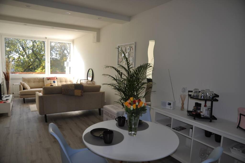 een woonkamer met een witte tafel en een bank bij Lieblingsplatz Apartement am Steinhuder Meer in Wunstorf